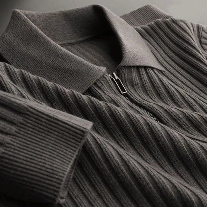 Eleganter Pullover mit Streifenmuster und Reißverschluss